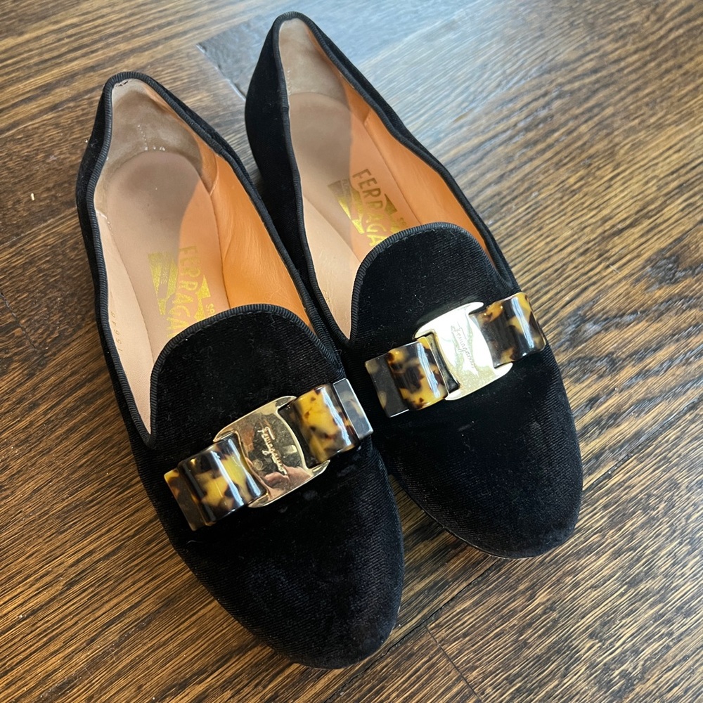 Salvatore FERRAGAMO
Black Velvet New Vara Plate Loafers